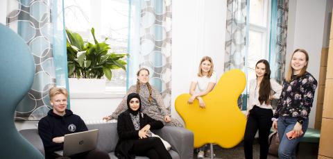 Tampereen lyseon lukion opiskelijoita yhdessä.