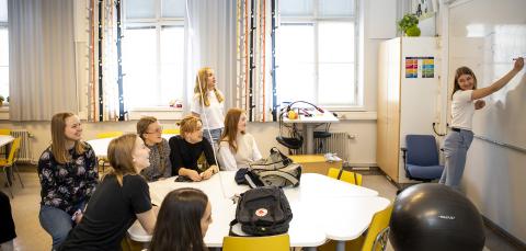 Tampereen lyseon lukion opiskelijat oppitunnilla.