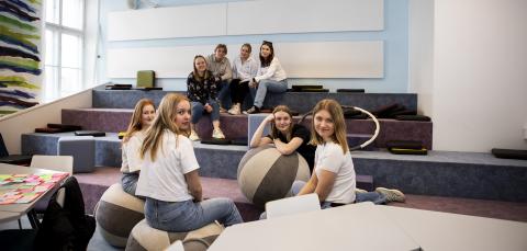 Tampereen lyseon lukion opiskelijoita yhdessä.