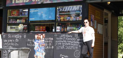 Kahvilan työntekijä Peltolammin kesäkioskin edessä.