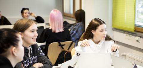 Sammon keskuslukion opiskelijoita luokkatilassa