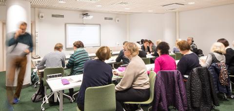 Opiskelijaryhmä Metson Tammi-salissa.