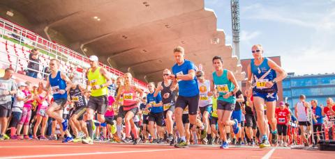 Tampere Maratoniin osallistuvia juoksijoita radalla. 