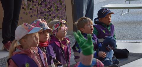 Eskareita seuraamassa opastusta Designkontissa Väinö Linnan aukiolla.