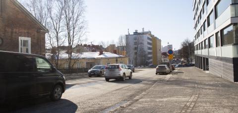 Autoja kadulla keväisessä säässä.