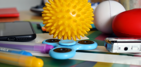 Oppimispulmissa käytettäviä välineitä: spinneri, kumipalloja, tusseja.