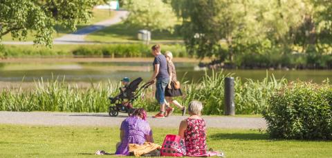 Sorsapuistossa ihmisiä aikaa viettämässä.