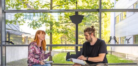 Aikuislukiolaisia penkeillä