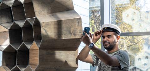 Aikuislukion opiskelija sovittaa ylioppilaslakkia.