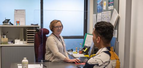 Opinto-ohjaaja auttaa opiskelusuunnitelmissa myös aikuisopiskelijoita.