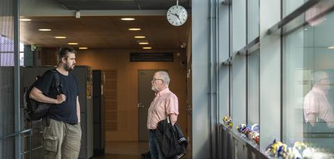 Ailun opiskelijat keskustelevat käytävällä