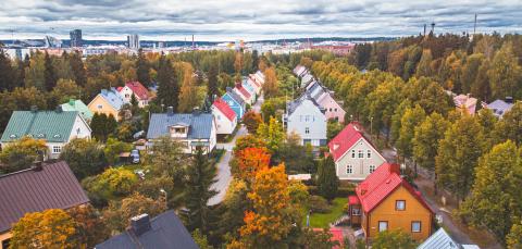 Ilmakuvassa värikkäitä pientaloja Petsamosta, paljon puita ympärillä.