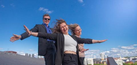 Bisnesihmisiä kattokävelyllä