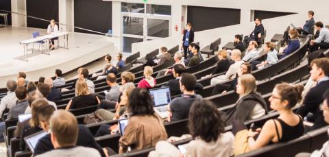 Ongoing lecture at Tampere University main auditorium