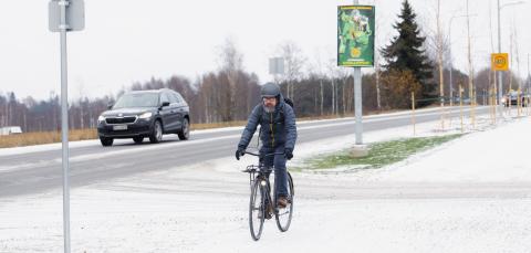 Auto ja pyöräilijä Nekalantiellä talviaikaan.
