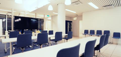 Hervannan kirjaston Reima-kokoustila.