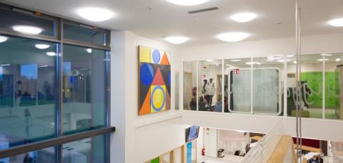 Kimmo Kaivannon konservoitu maalaus ripustettiin Tesoman kouluun. 