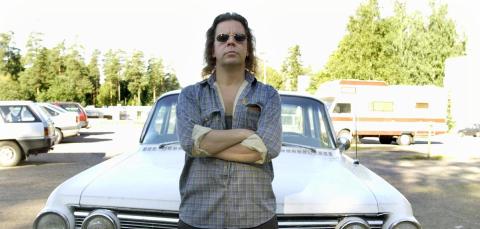 Pate Mustajärvi seisoo auton edessä kädet puuskassa.