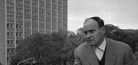 Väinö Linna katsoo kaukaisuuteen ja seisoo kotinsa parvekkeella.