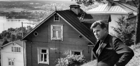 Lauri Viita seisoo Pyynikin maisemassa.