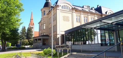 Tampereen klassillisen lukion yhdysrakennus, päärakennus ja Tuomiokirkko.