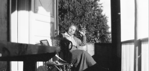 Wivi Lönn sitting in a chair at a terrace.