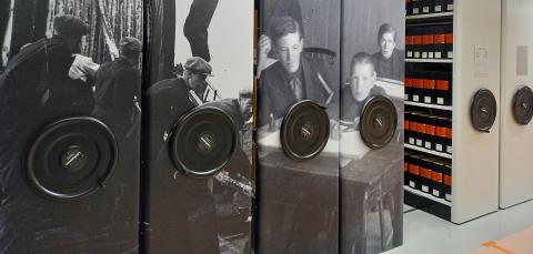 Kaupunginarkiston arkistohyllyjä