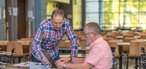 Aikuislukion opiskelijat auttavat toisiaan opinnoissa.