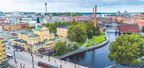 Tampereen keskustan rakennuksia ja ratikka Hämeensillalla.