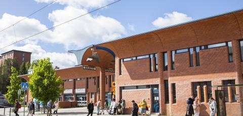 Hervantakeskus ja ihmisiä kadulla kävelemässä.