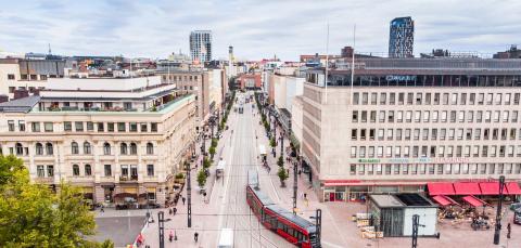 Ratikka ajamassa Hämeenkadulle.