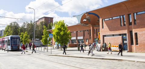 Ihmisiä kävelemässä Hervannan keskustassa.