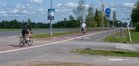 Pyöräilijöitä ylijatketulla pyörätiellä