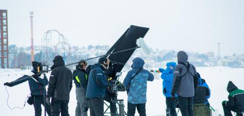 Filmiryhmä kuvauksissa talviaikaan.