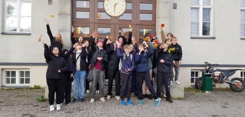 Hatanpään opiskelijoita lukion edessä.