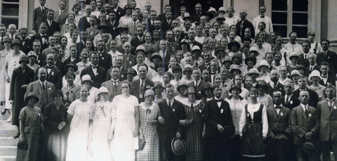 Suuri joukko ihmisiä seisoo kirjastotalon edessä portailla.