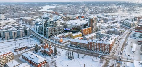 Sorin aukion ja Nokia Arenan ympäristöä ja liikennettä talvella.