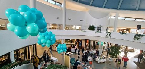 Ilmapalloja ja taustalla messukävijöitä Metson aulassa.