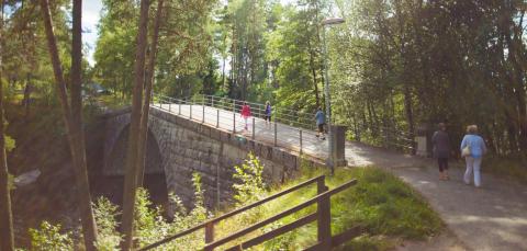 Kesäinen näkymä Teiskon Aunessillalle.