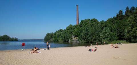 Summer visitors at sunny Pyynikki beach.