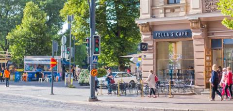 Ihmisiä Hämeenkadulla kesäisenä päivänä.