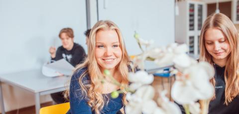 Opiskelijat työskentelemässä kuvataiteen tunnilla