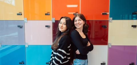 Kaksi Klassillisen lukion opiskelijaa seisoo koulun lokeroiden edessä.