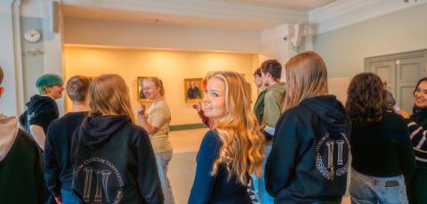 Joukko clasulaisia tutustumassa toisiinsa.