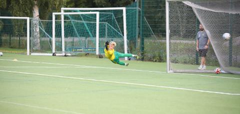 Jalkapallon pelaamista.