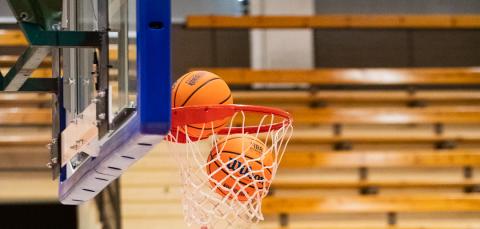 Kaksi koripalloa osuu koriin.