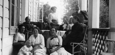 The owners of Haihara with their relatives on the manor’s porch.