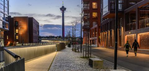 Ranta-Tampellan kävelykatu iltavalaistuksessa ja taustalla Näsinneula.