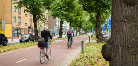 Cyclists on the Rongankatu cycle path.