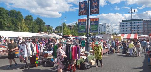People on Tammelantori and flea market stalls.